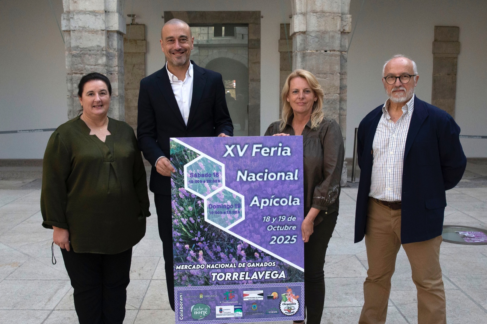 Junta directiva en la presentación Feria Apicola Cantabria 2025
