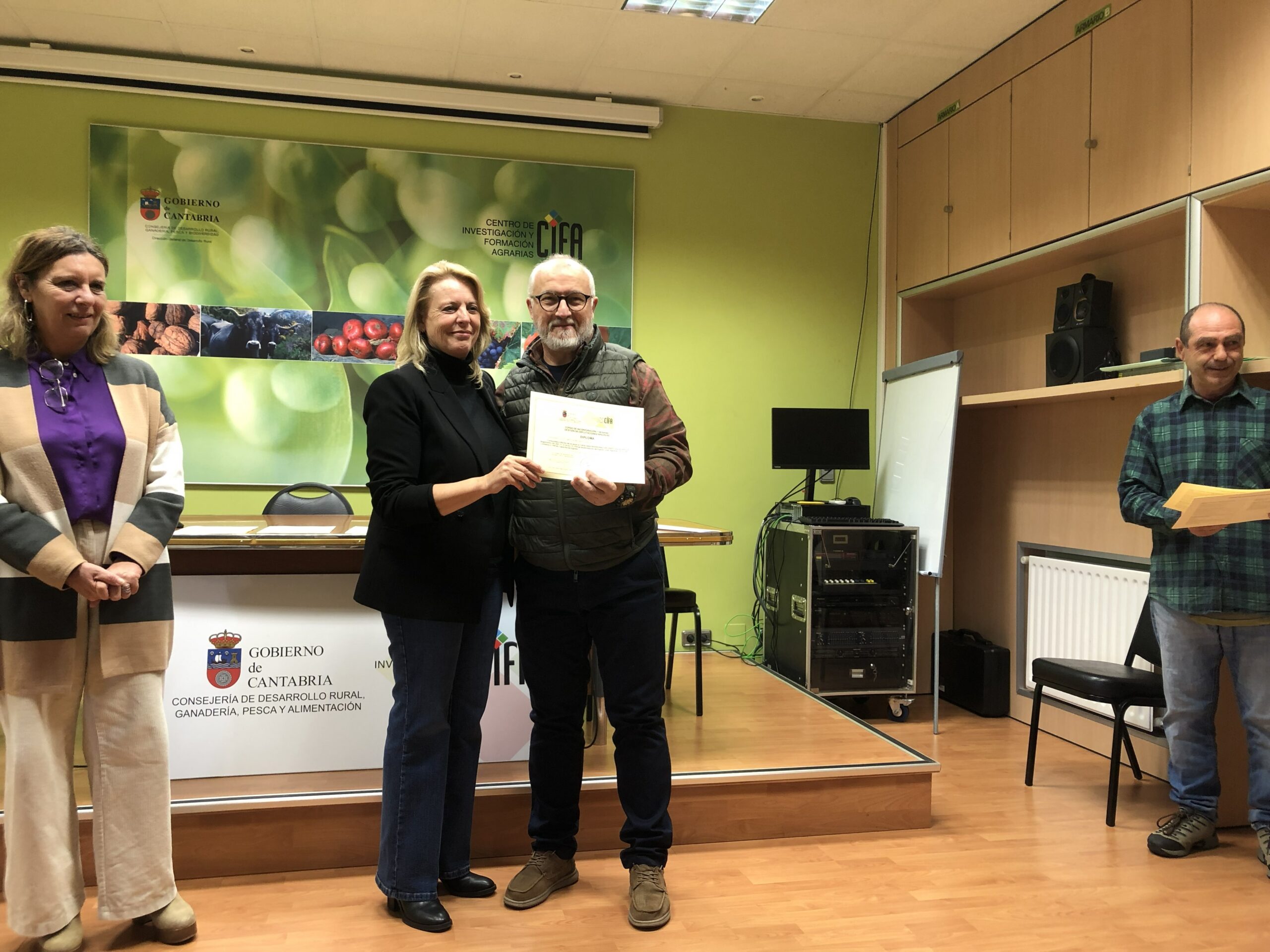 Siro Castrodeza recogiendo diploma