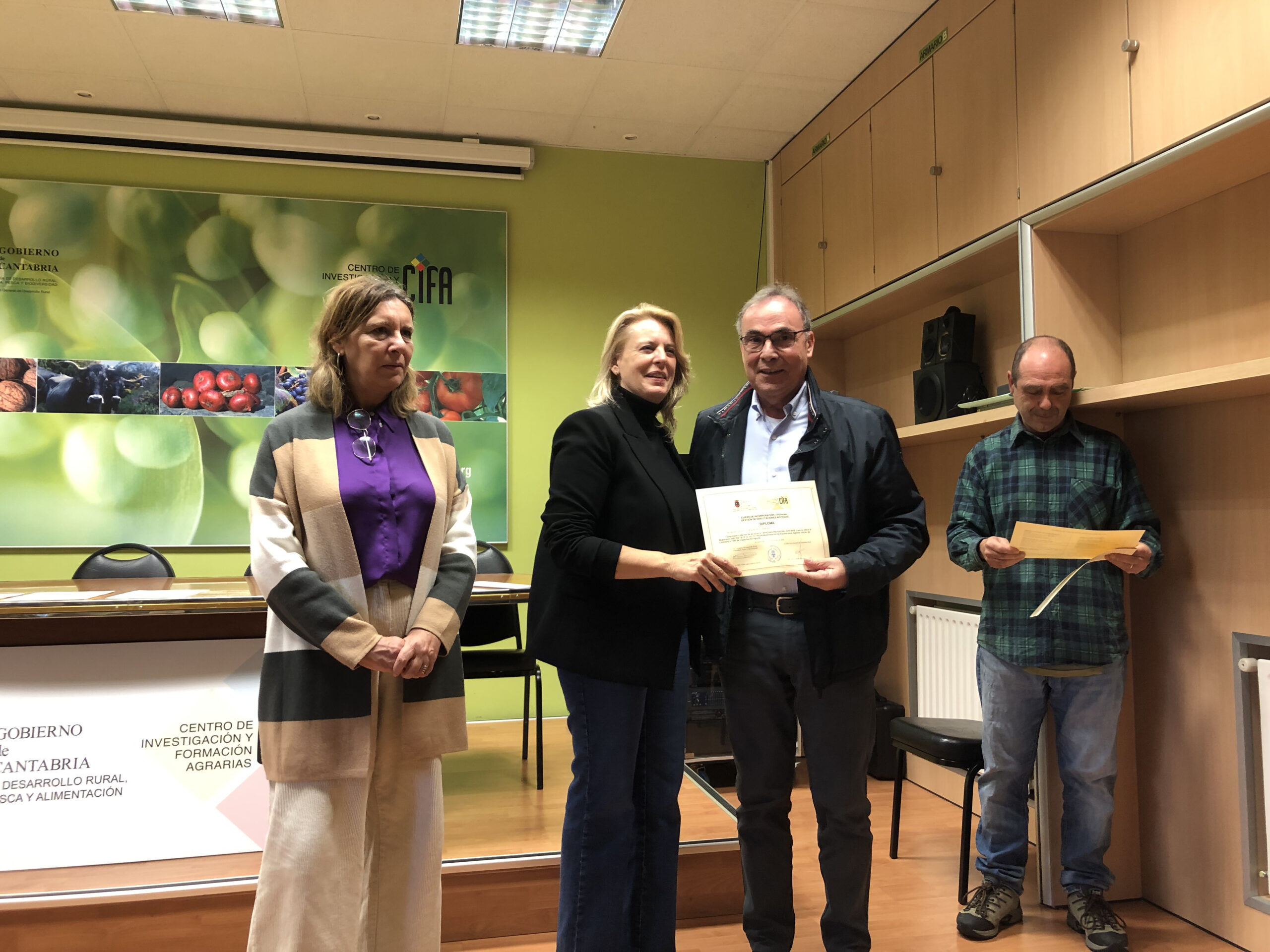 Joaquín Rioz, secretario AMA recogiendo su diploma.